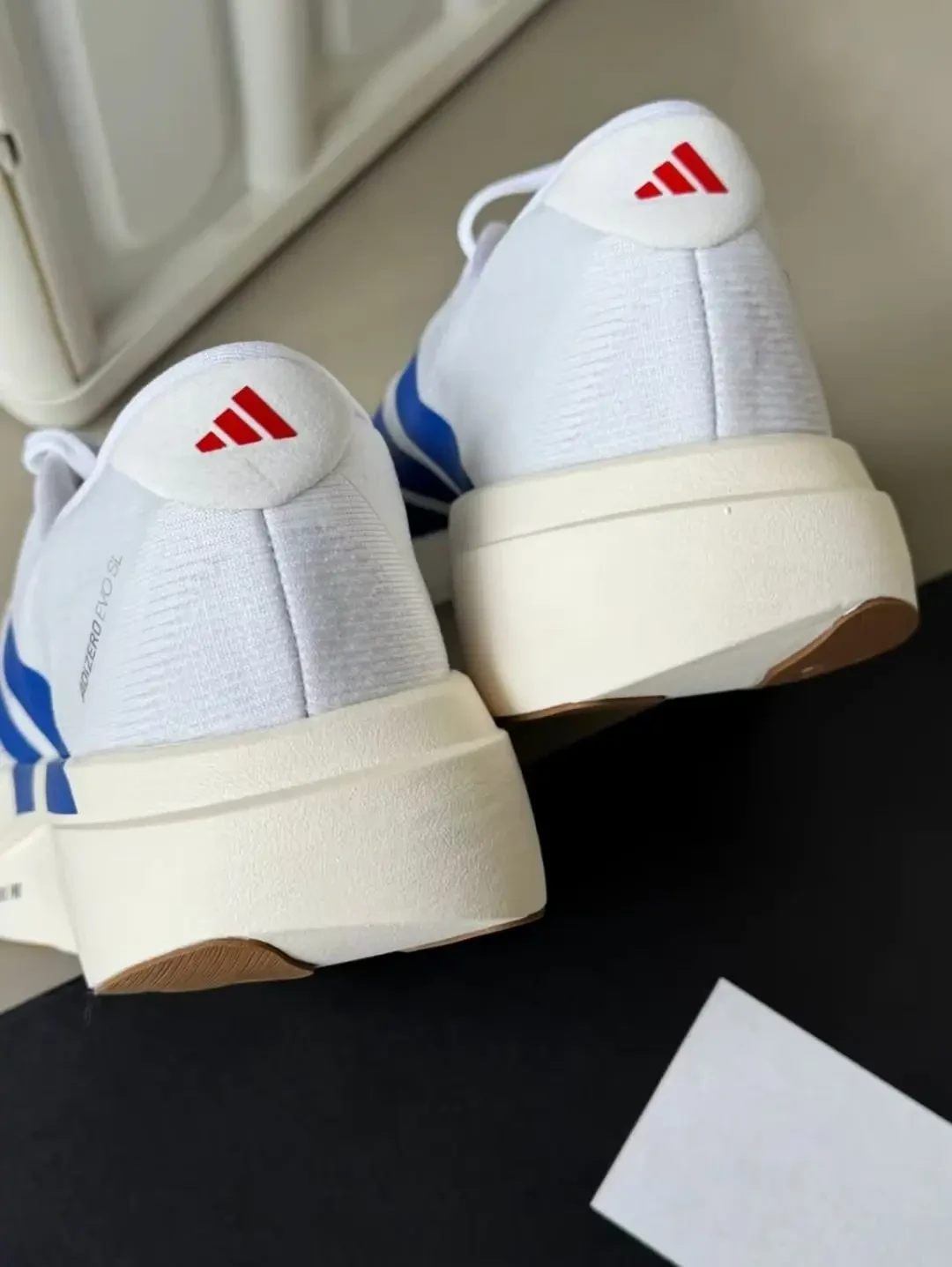 没有碳板的 adidas EVO SL，凭什么拿下年度最佳竞训跑鞋