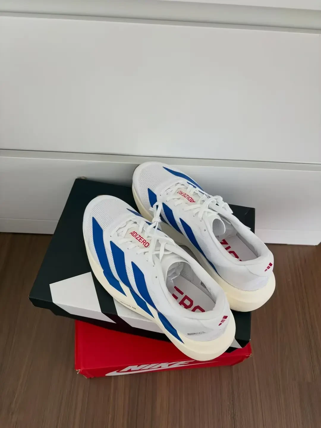 没有碳板的 adidas EVO SL，凭什么拿下年度最佳竞训跑鞋