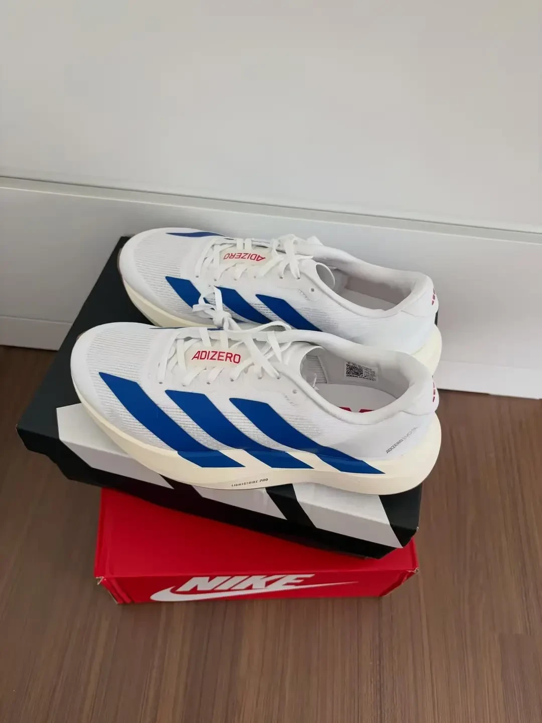 没有碳板的 adidas EVO SL，凭什么拿下年度最佳竞训跑鞋