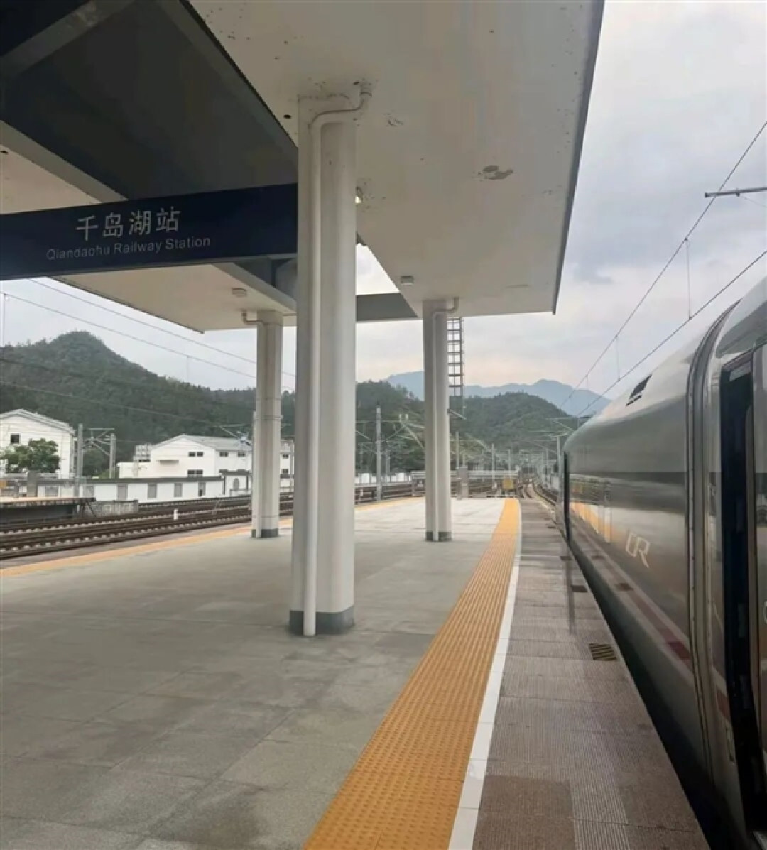 高铁站换乘被误导下错车 女子苦等3小时!12306:可免费送到目的站