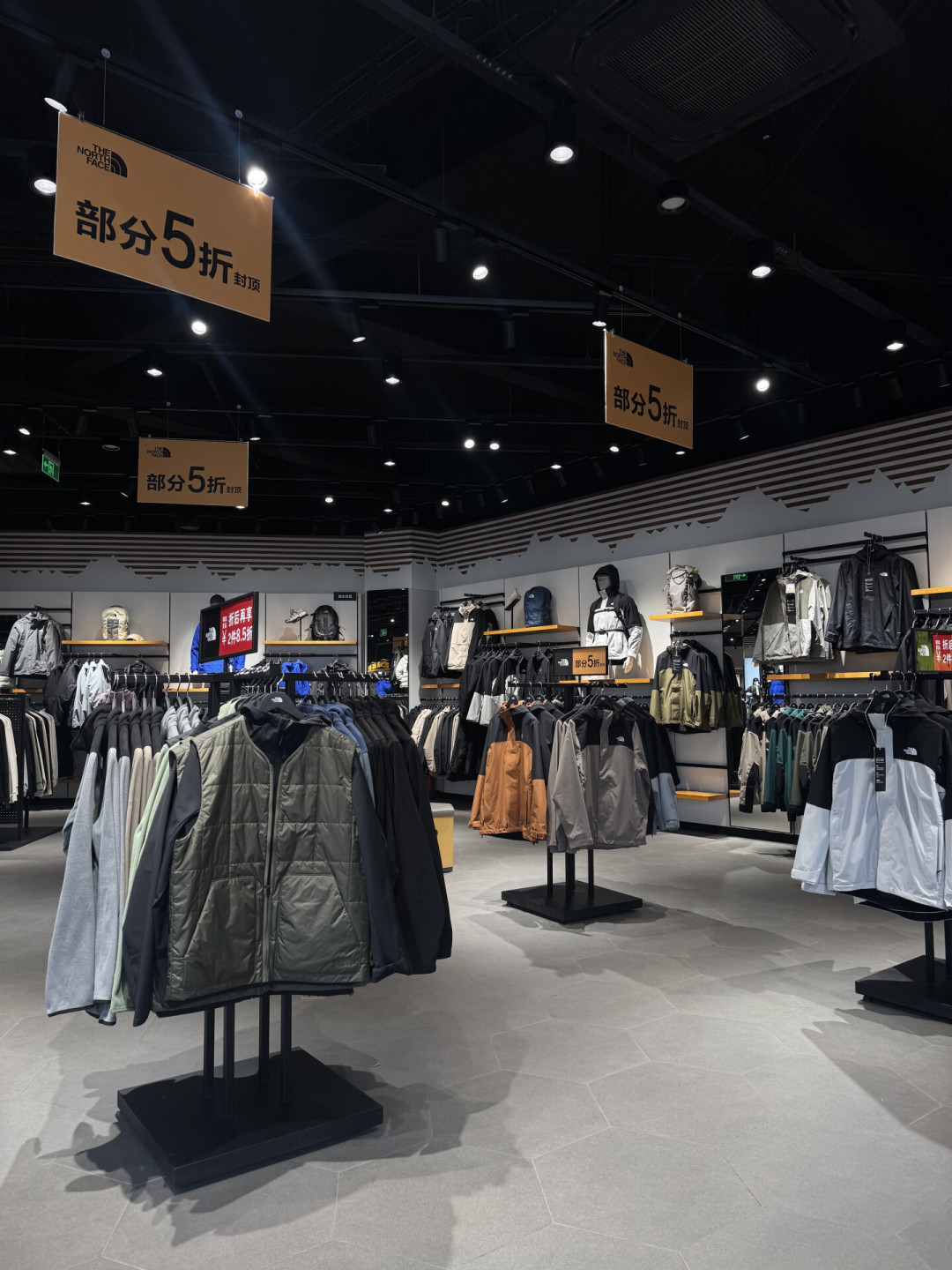 在店里试的北面，旗舰店搜不到：双11撞上奥莱周年庆，先拍下吊牌货号再掏钱