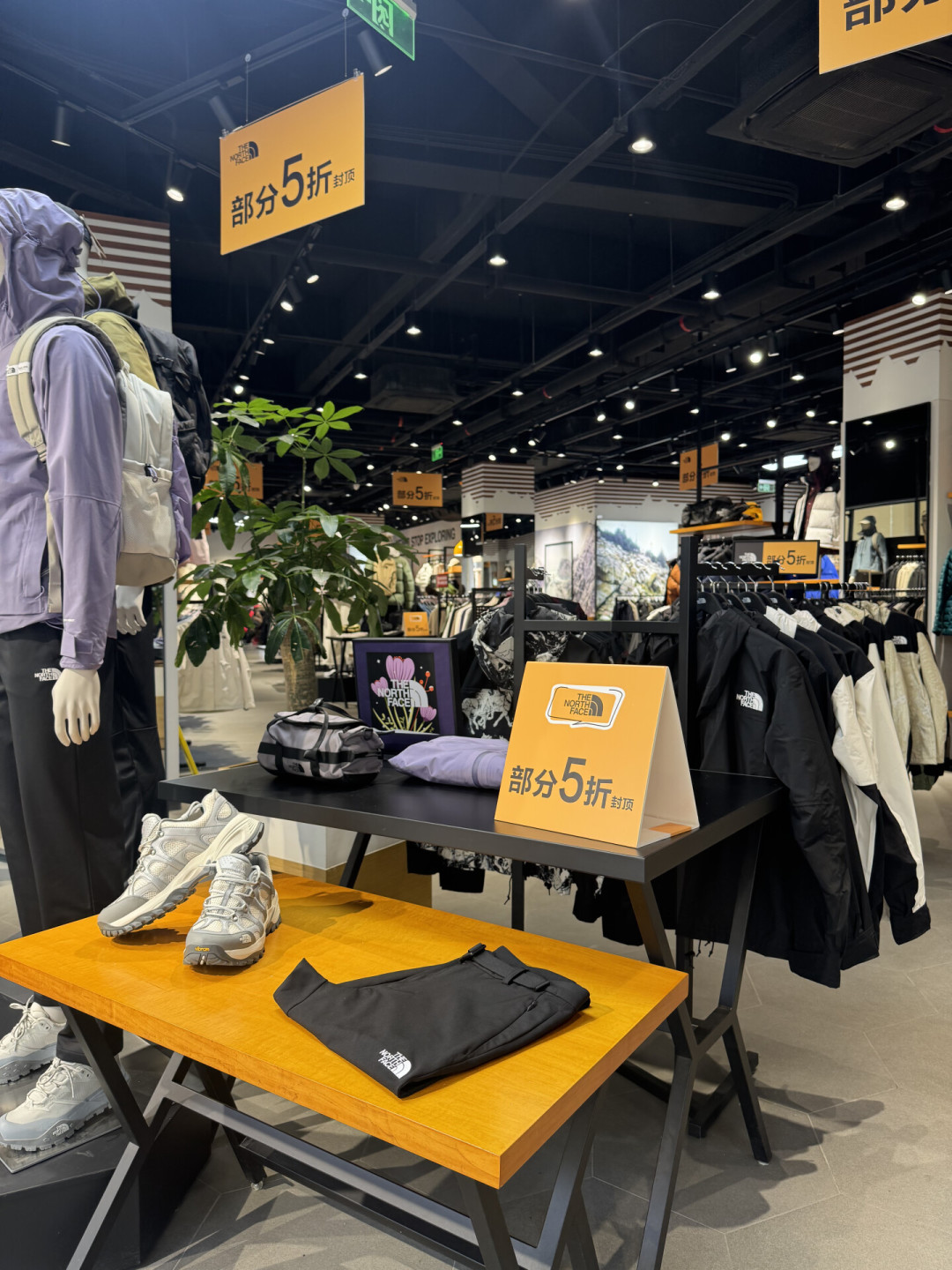 在店里试的北面，旗舰店搜不到：双11撞上奥莱周年庆，先拍下吊牌货号再掏钱