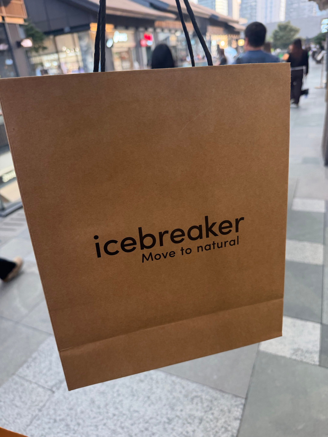刘学义把一整队粉丝带进了美利奴羊毛店：白拿布袋的规则、同款那几件，和值不值那千把块