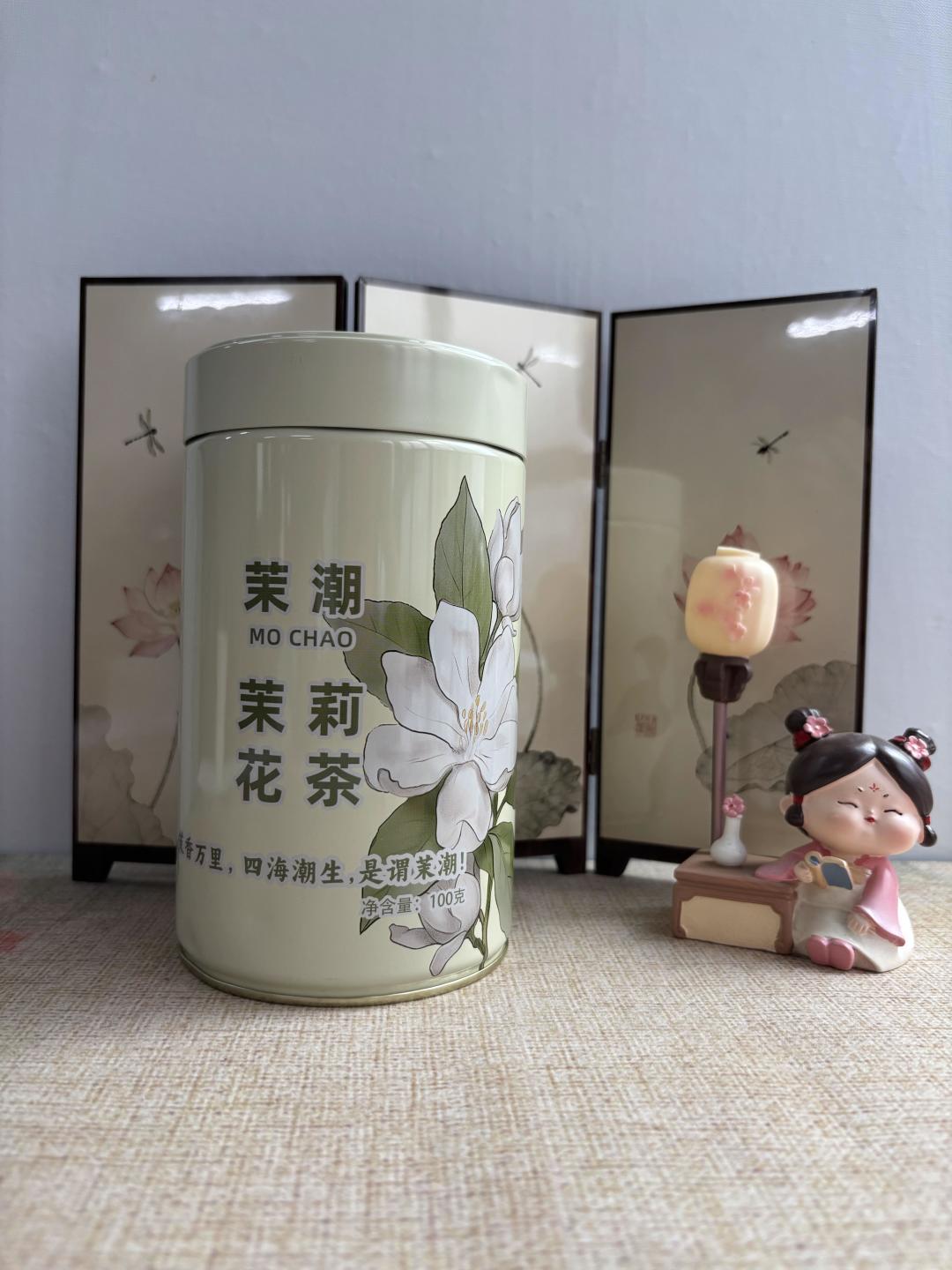 刚囤的茉莉花茶,别急着用开水泡,也别急着进冰箱