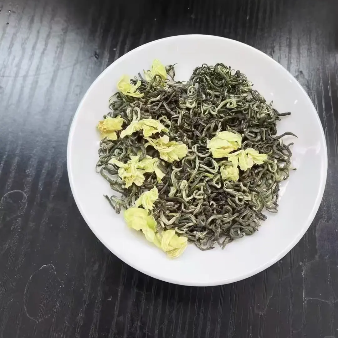 刚囤的茉莉花茶,别急着用开水泡,也别急着进冰箱
