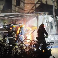 厦门那把几米高的火是电动自行车，10月中旬发布的锂电池强制国标管的是电摩：买电轻摩不用等八个月，但付钱前先问两句话——电池是不是原装的，解没解过限速