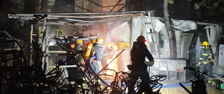 厦门那把几米高的火是电动自行车，10月中旬发布的锂电池强制国标管的是电摩：买电轻摩不用等八个月，但付钱前先问两句话——电池是不是原装的，解没解过限速