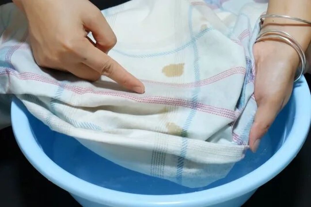 枕头黄了别抄网上的泡法：有人把洗衣机洗停摆了，有的黄根本洗不白