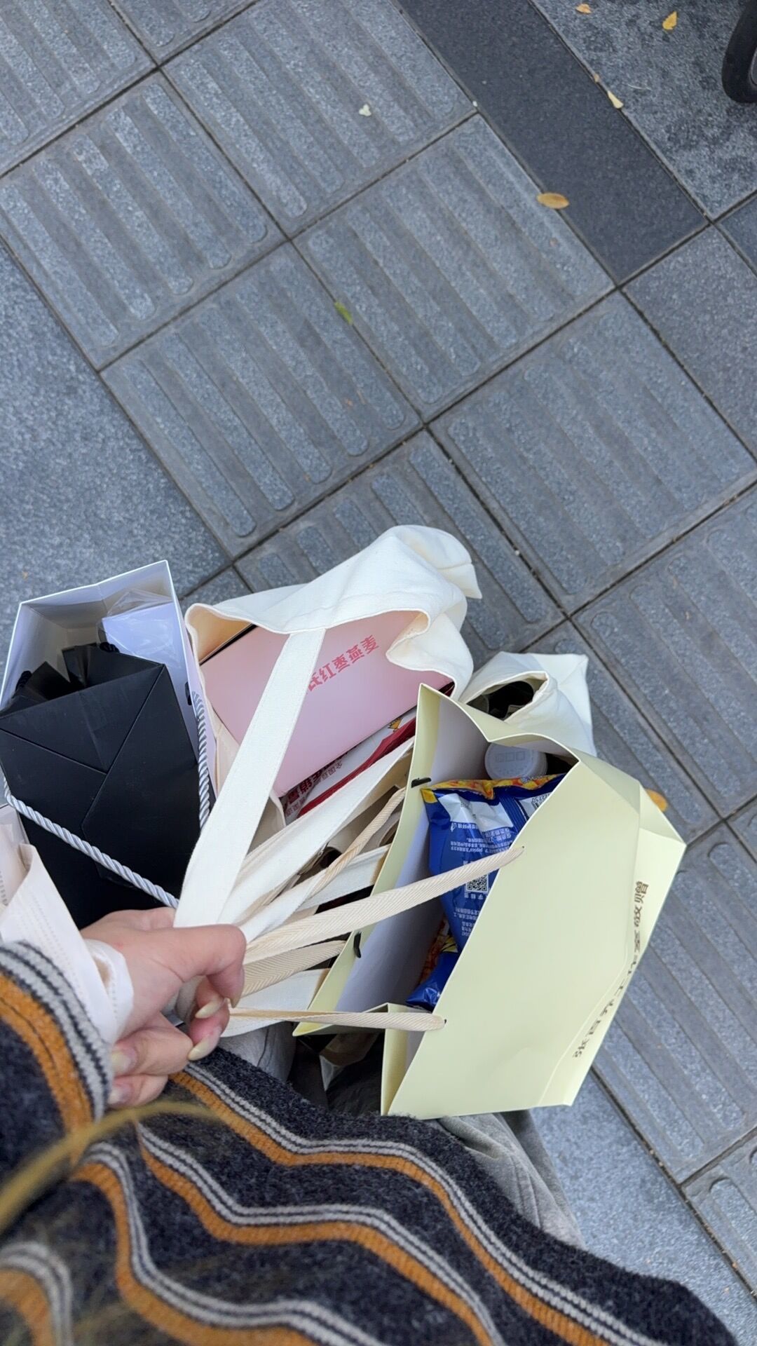 主角被粉丝视频整到鞠躬!17斤伴手礼,《小城良方》剧宣好活多