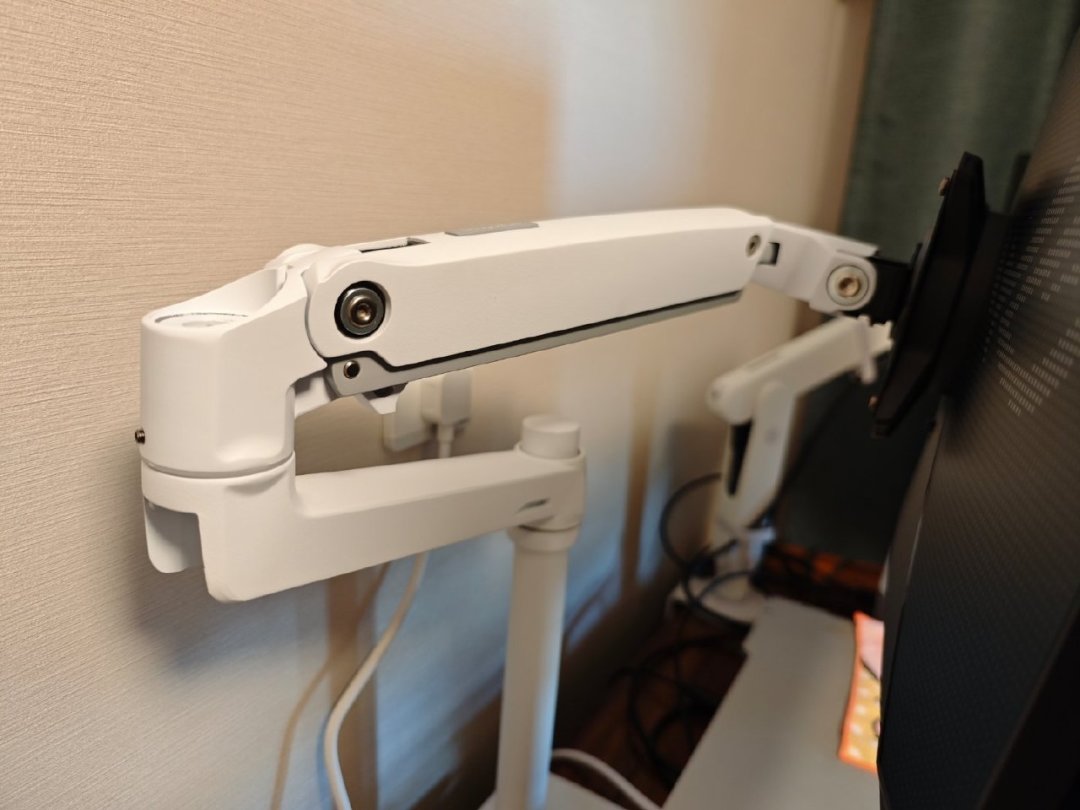 支架比显示器还贵?AOC 499元旗舰踢馆爱格升,看完实测再掏钱