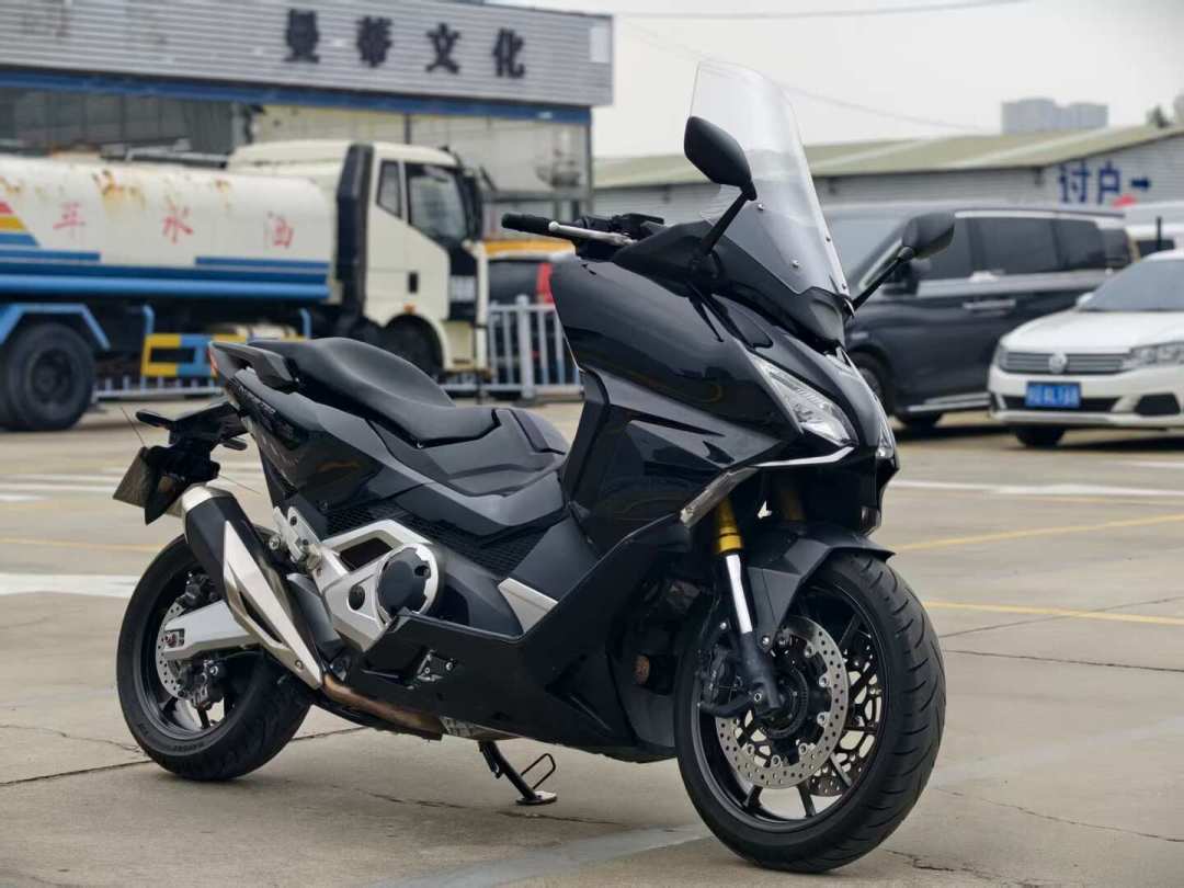 本田750要国产?门店说“确定”、大V喊“别再传谣”:等8.9万还是提12.68万现款,先把这条时间线看完