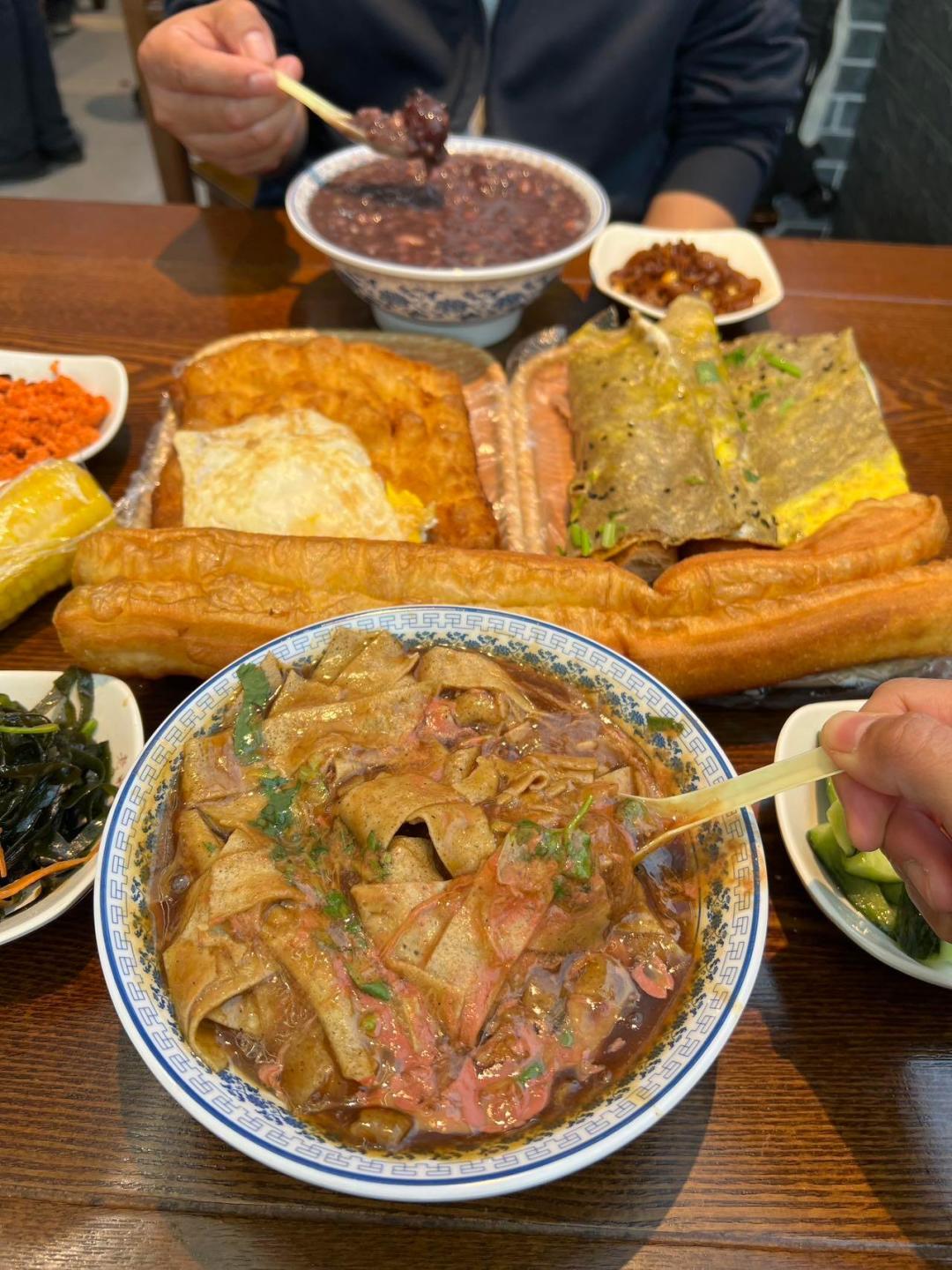舌尖十四年，陈晓卿的《我的美食向导2》回归：怎么追、哪几家店值得专门去、跟着吃之前要避开什么