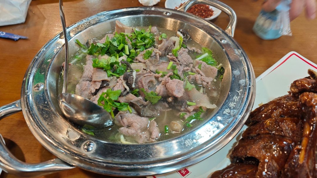 舌尖十四年，陈晓卿的《我的美食向导2》回归：怎么追、哪几家店值得专门去、跟着吃之前要避开什么