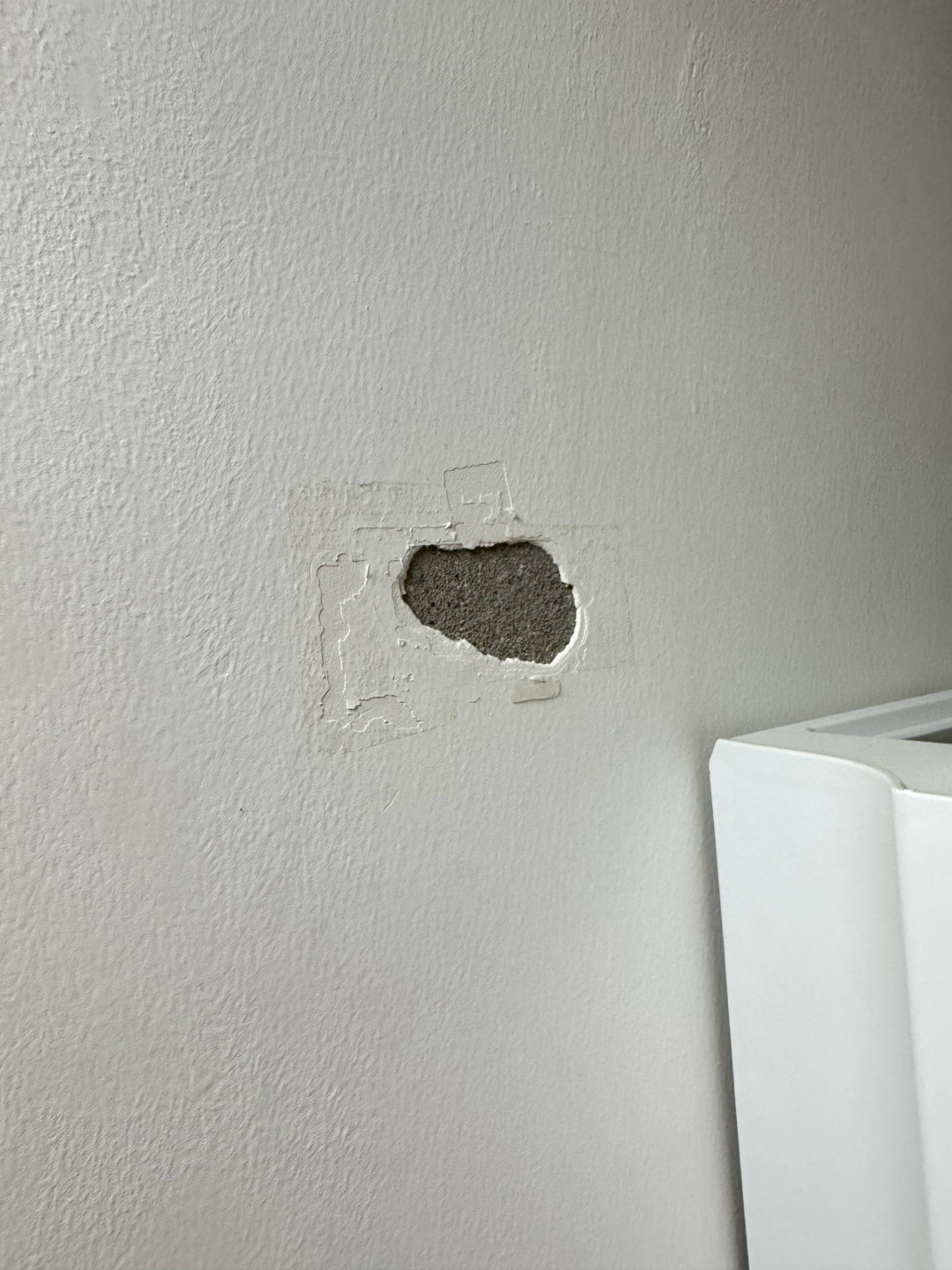 墙皮破了别急着叫师傅：先分清这4种情况，再决定怎么修