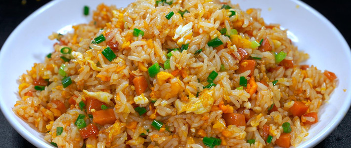 隋坡的炒饭为何诱人？专业厨师揭秘锅气与食材逻辑
