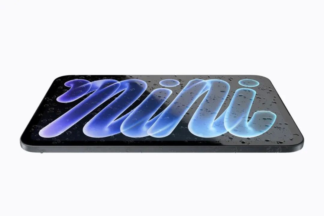 图中iPad mini平放着，上面有水滴。