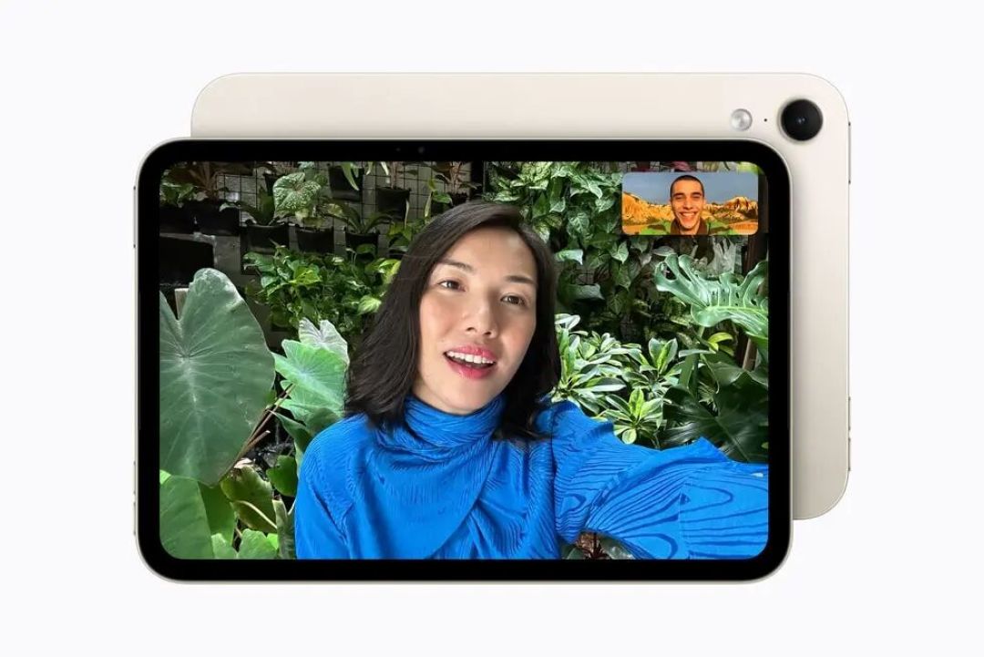 在星光下用 iPad mini 进行 FaceTime 通话。