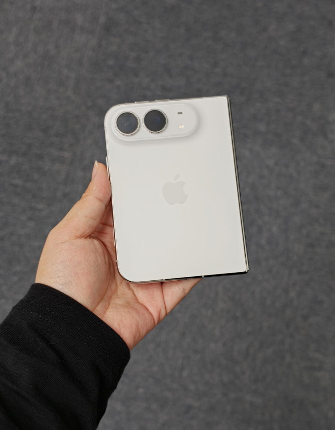 iPhone Duo 开售四天就「爆线门」：苹果认了内屏问题，已到手先自查这三处，还在排队的可以重新想