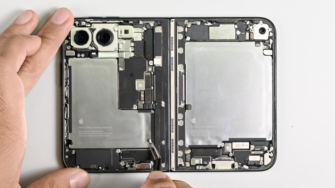 iPhone Duo 内屏别撕也别贴膜:那层「纳米纹理」本身是张能换的膜,撕了要 398
