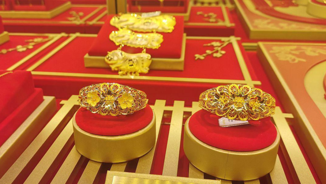 金价跌回8字头,建行买金别只盯克价:易存金、积存金、投资金条,差的是提金那笔工费