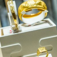 男子趁金价下跌送媳妇金镯，这届老公的浪漫有多实在