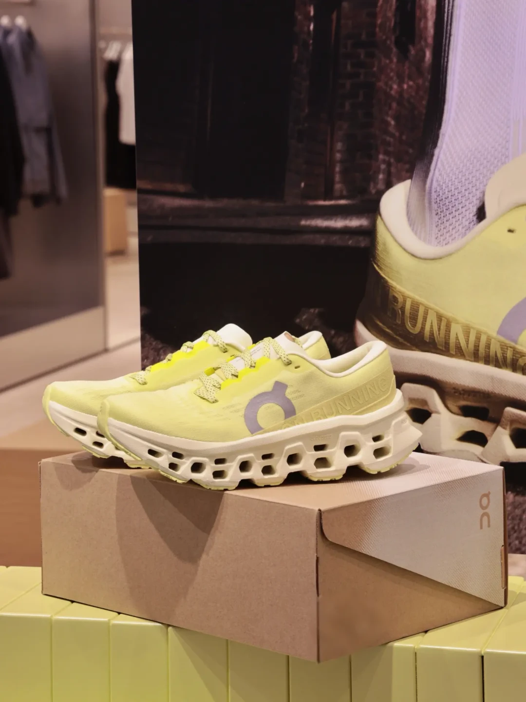 On昂跑Cloudmonster 3跑鞋:中底多挖一层洞,改变了什么
