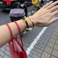 金价跌到年内最低、镯子卖断货：趁跌给媳妇买镯子，藏着几层克价差？