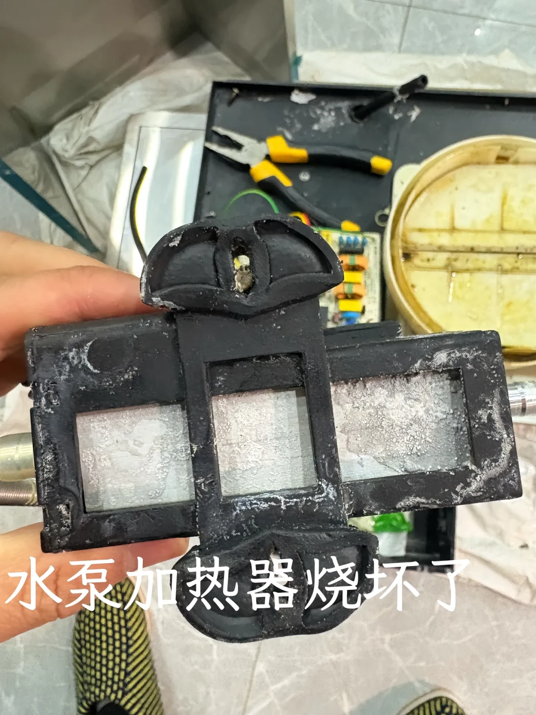 还在把小苏打白醋混一起洗油烟机?俩先抵消了,有人拿火碱洗烧了电路板