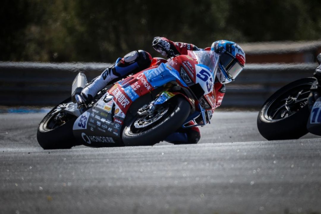 WSBK收官!德比斯那顶“没赞助商”的LS2到底什么来头?