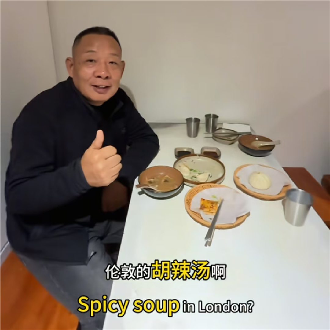 于东来在英国品尝河南胡辣汤 叮嘱店家:对员工更好一点 让员工开心