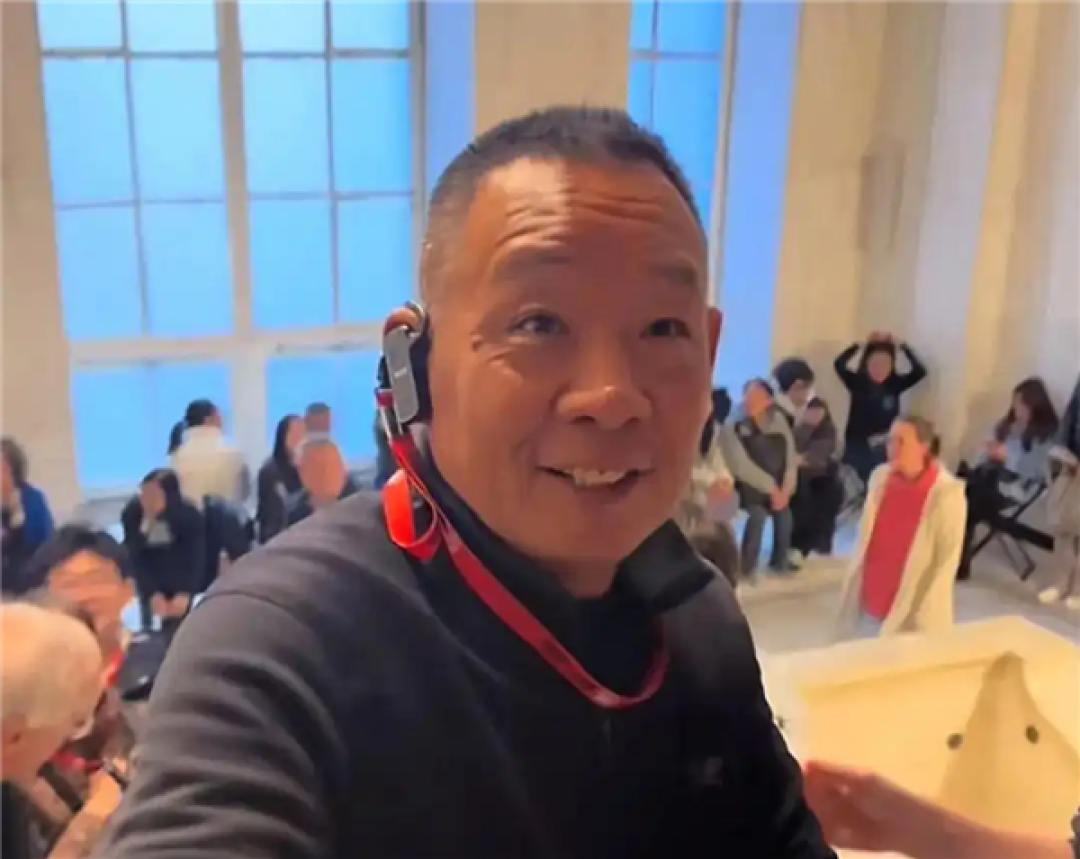 于东来在英国品尝河南胡辣汤 叮嘱店家:对员工更好一点 让员工开心