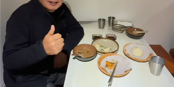 于东来在英国品尝河南胡辣汤 叮嘱店家：对员工更好一点 让员工开心