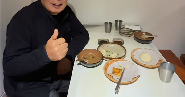 于东来在英国品尝河南胡辣汤 叮嘱店家：对员工更好一点 让员工开心