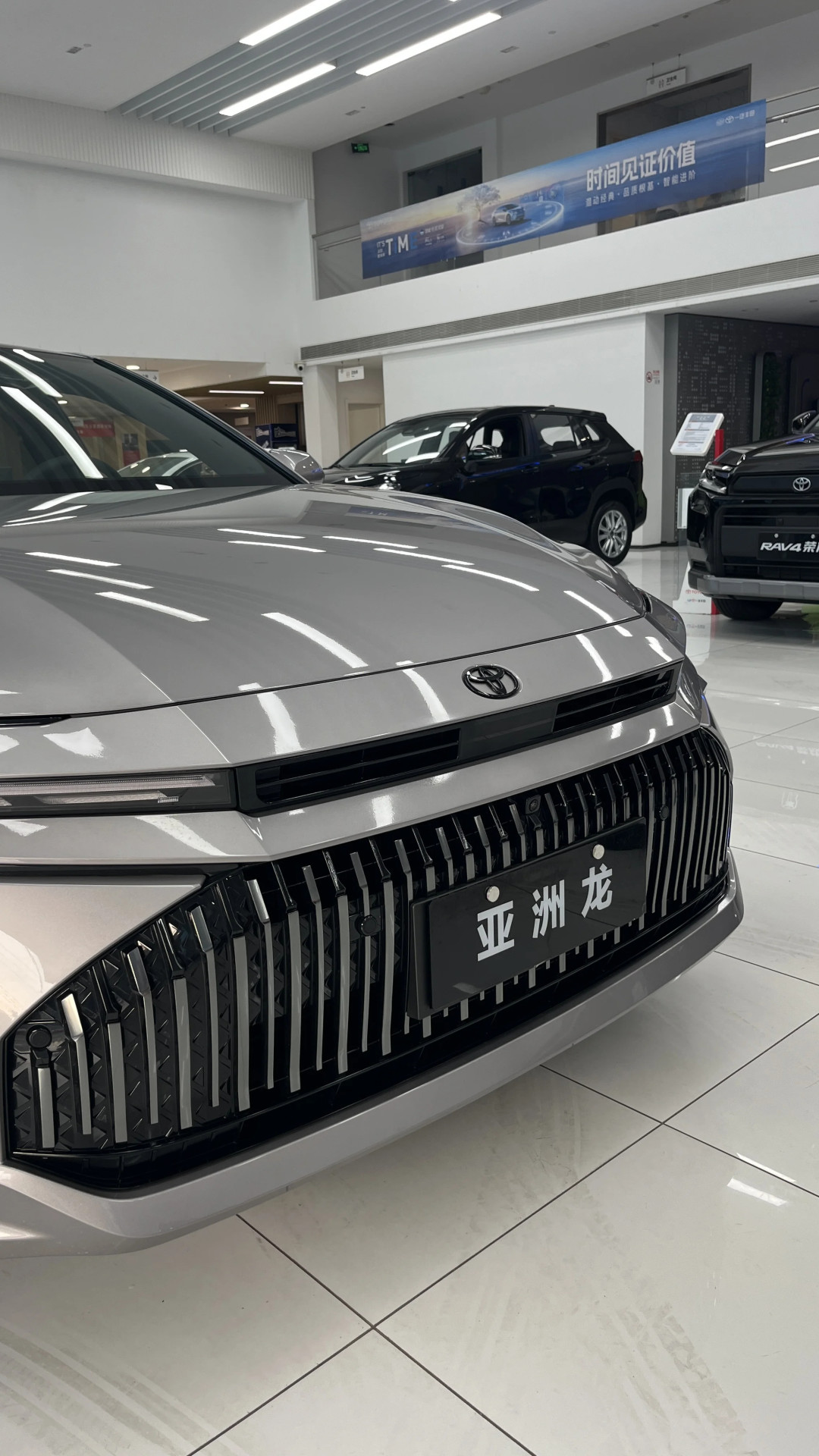 年底油车换代潮来了：新博越比老款便宜7千，新亚洲龙实车已到店——抄底还是等，先算三笔账