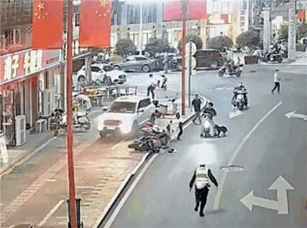 男子无证酒驾遇交警 猛然倒车连撞5车及路灯杆：一查还是惯犯