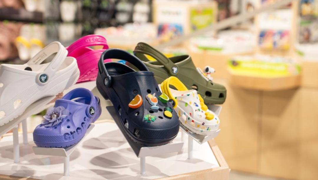 Crocs洞洞鞋过冬，靠的是一层毛：暖是暖了，漏风和闷脚还在