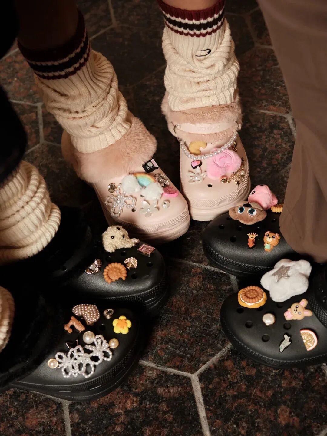 Crocs洞洞鞋过冬，靠的是一层毛：暖是暖了，漏风和闷脚还在