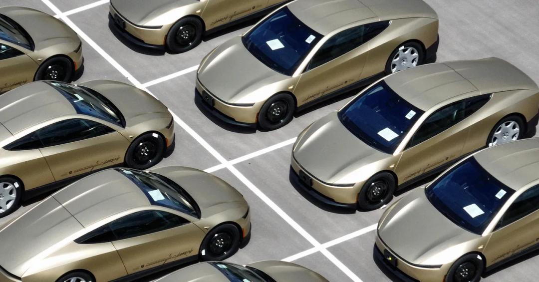 499万公里零伤人:特斯拉Robotaxi首份成绩单,好看但别全信