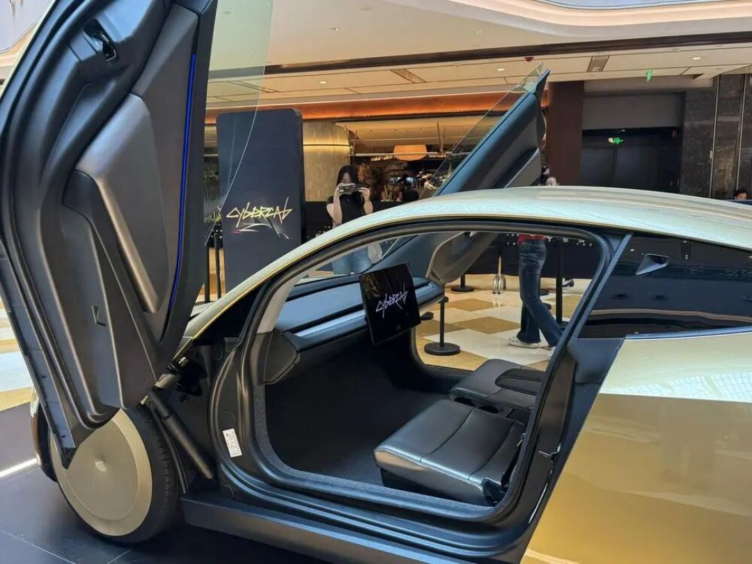 499万公里零伤人:特斯拉Robotaxi首份成绩单,好看但别全信
