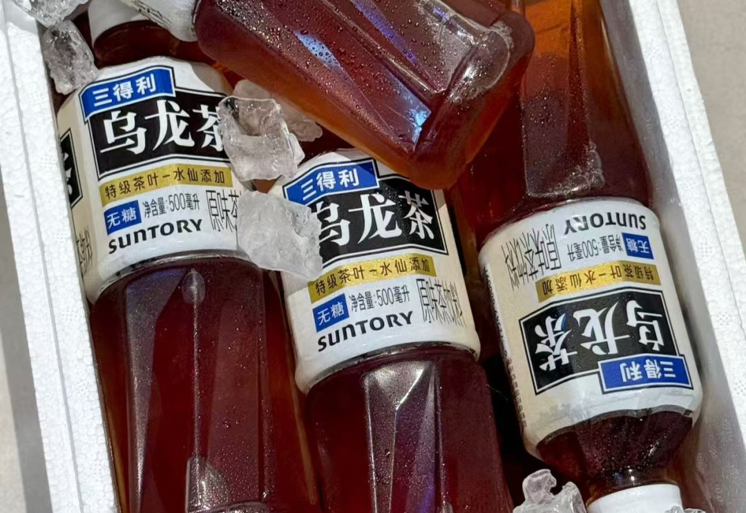「喝了一口扔垃圾桶」撞上「三得利最伟大的单品」:乌龙茶囤货纠结党,双11整箱买前,先把风味、渠道、身体这三本账对完
