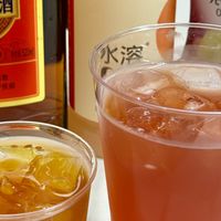 劲牌去年营收137亿，年轻人拿劲酒兑水溶C：35度的小红瓶，标签上只批了两项功能