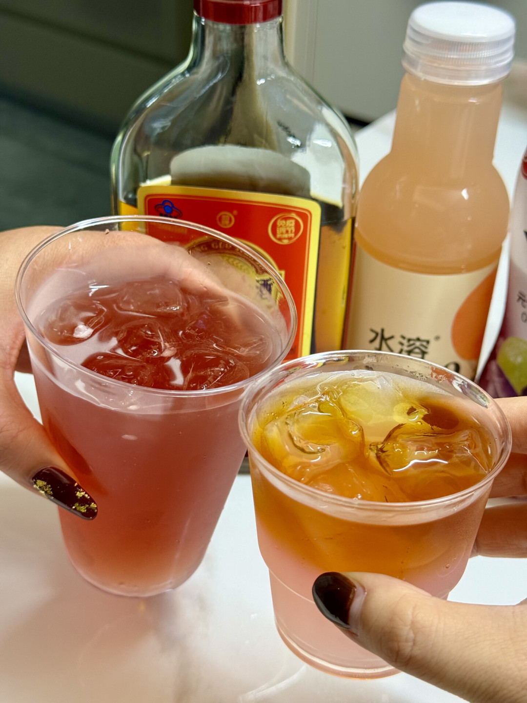 劲牌去年营收137亿，年轻人拿劲酒兑水溶C：35度的小红瓶，标签上只批了两项功能