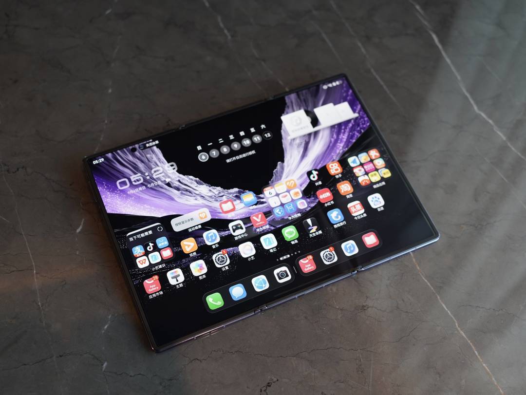 华为三折叠一个月出货近10万台：两万块的Mate XT2，值不值看你会不会把它当电脑用