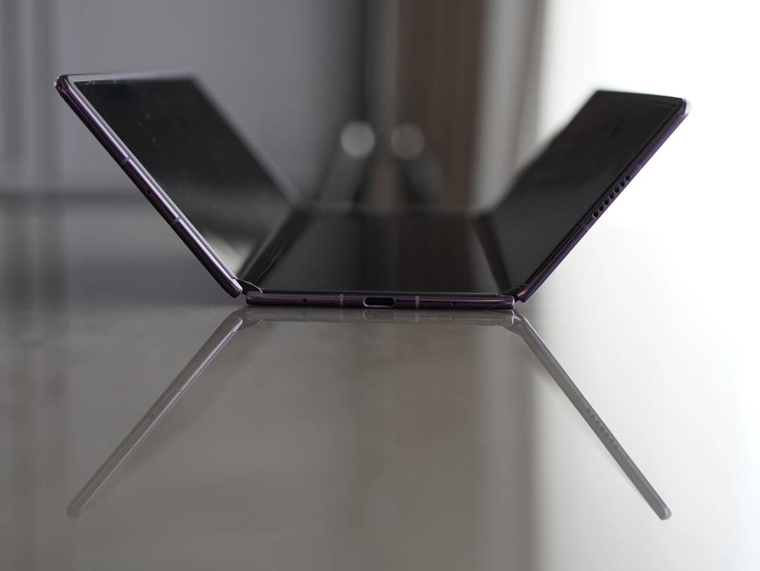 华为三折叠一个月出货近10万台：两万块的Mate XT2，值不值看你会不会把它当电脑用