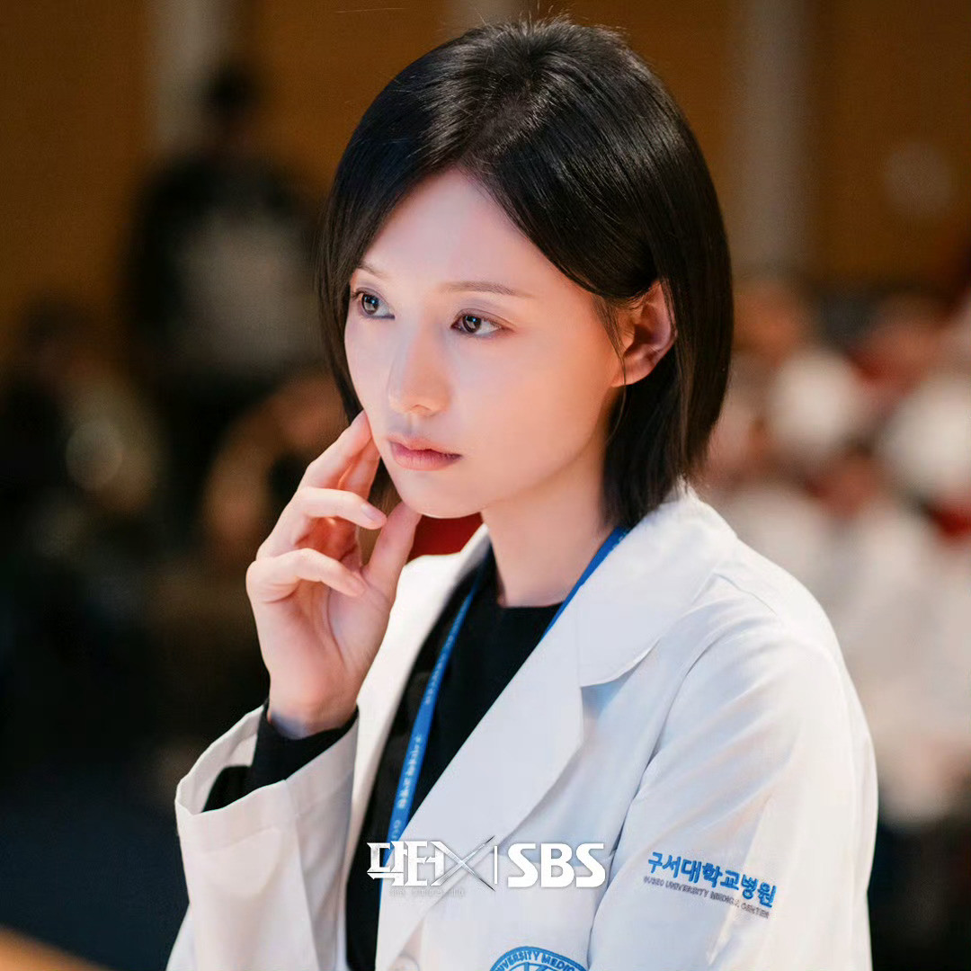 「Doctor X 19.5%新高」撞上「Final Table 首播1.8」:井喷期的韩剧追更党,烧掉晚上十点前,先把收视、档期、热度这三本账对完