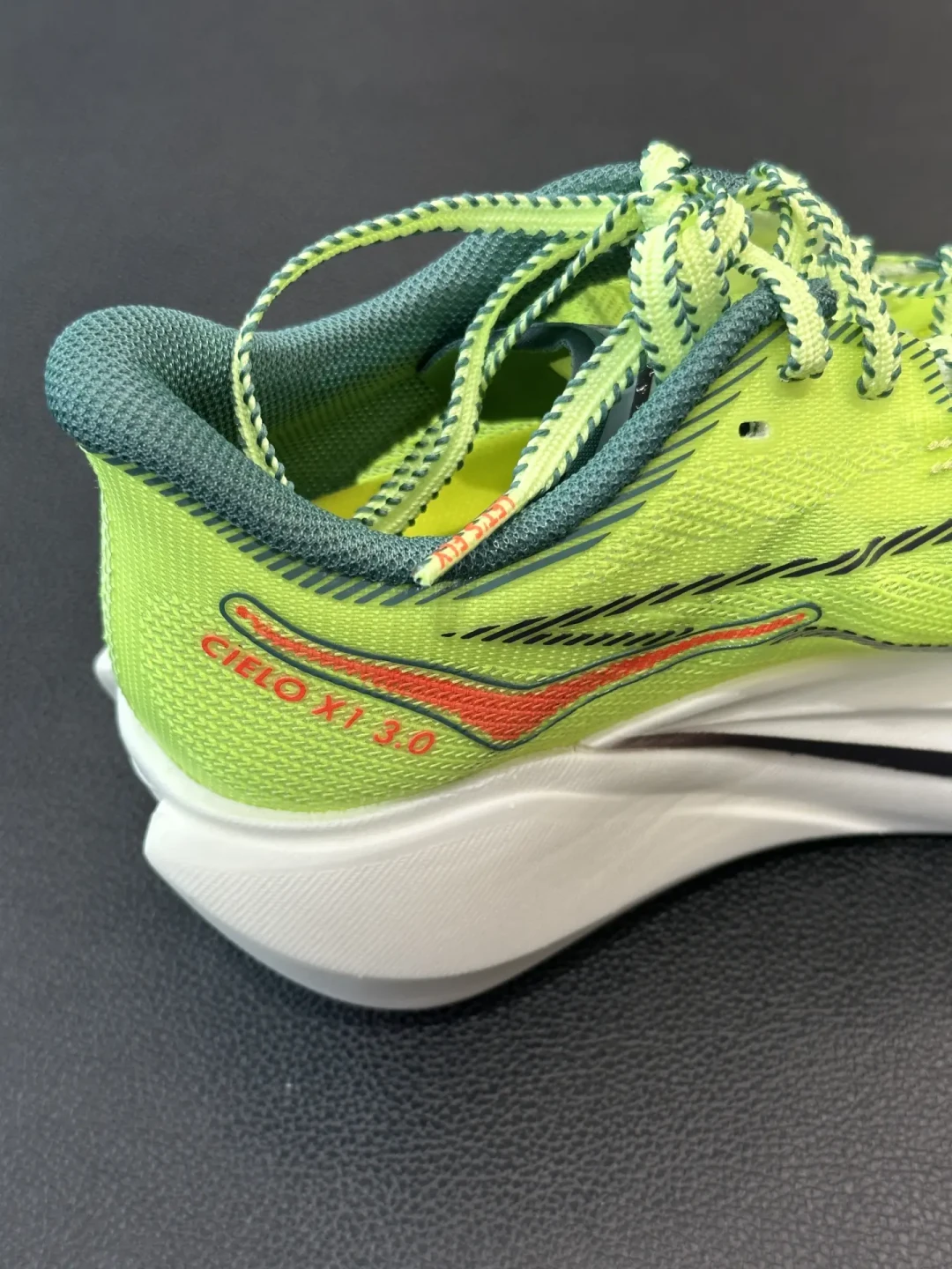 顶碳踩不动?HOKA Cielo X1 3.0 竞速跑鞋把碳板后挪了