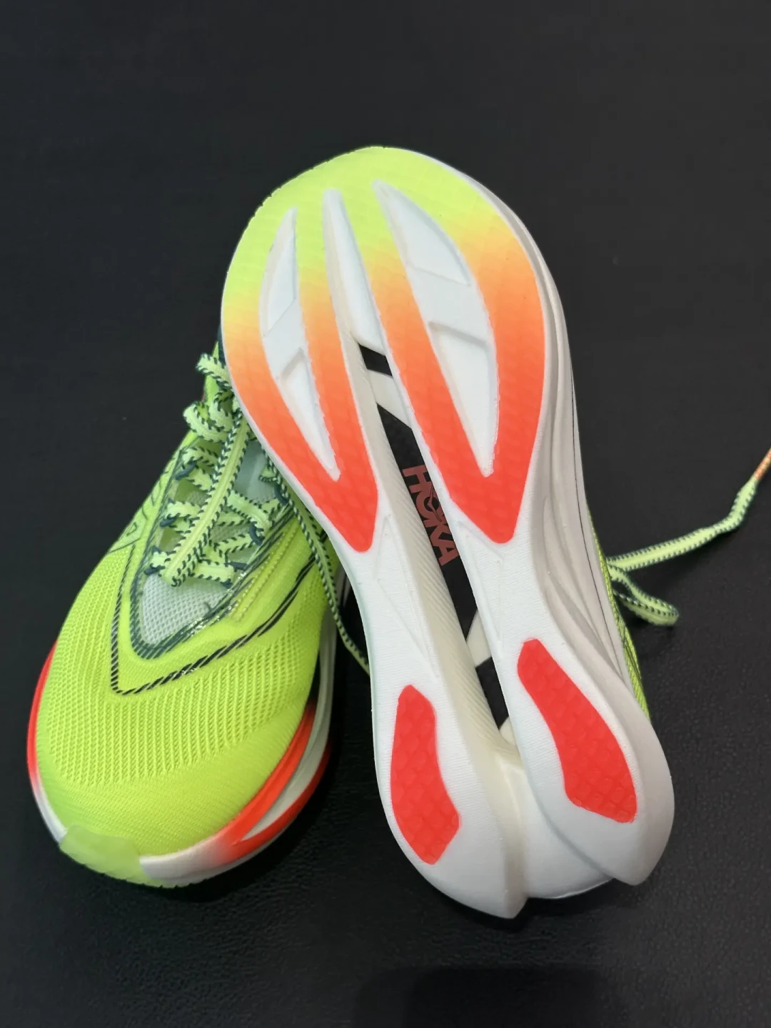 顶碳踩不动?HOKA Cielo X1 3.0 竞速跑鞋把碳板后挪了