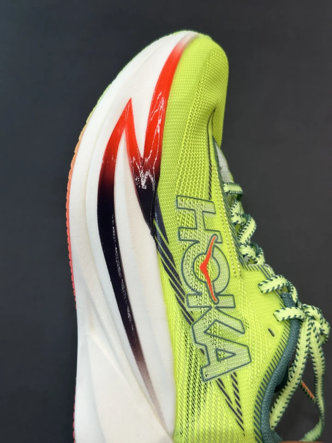 顶碳踩不动?HOKA Cielo X1 3.0 竞速跑鞋把碳板后挪了