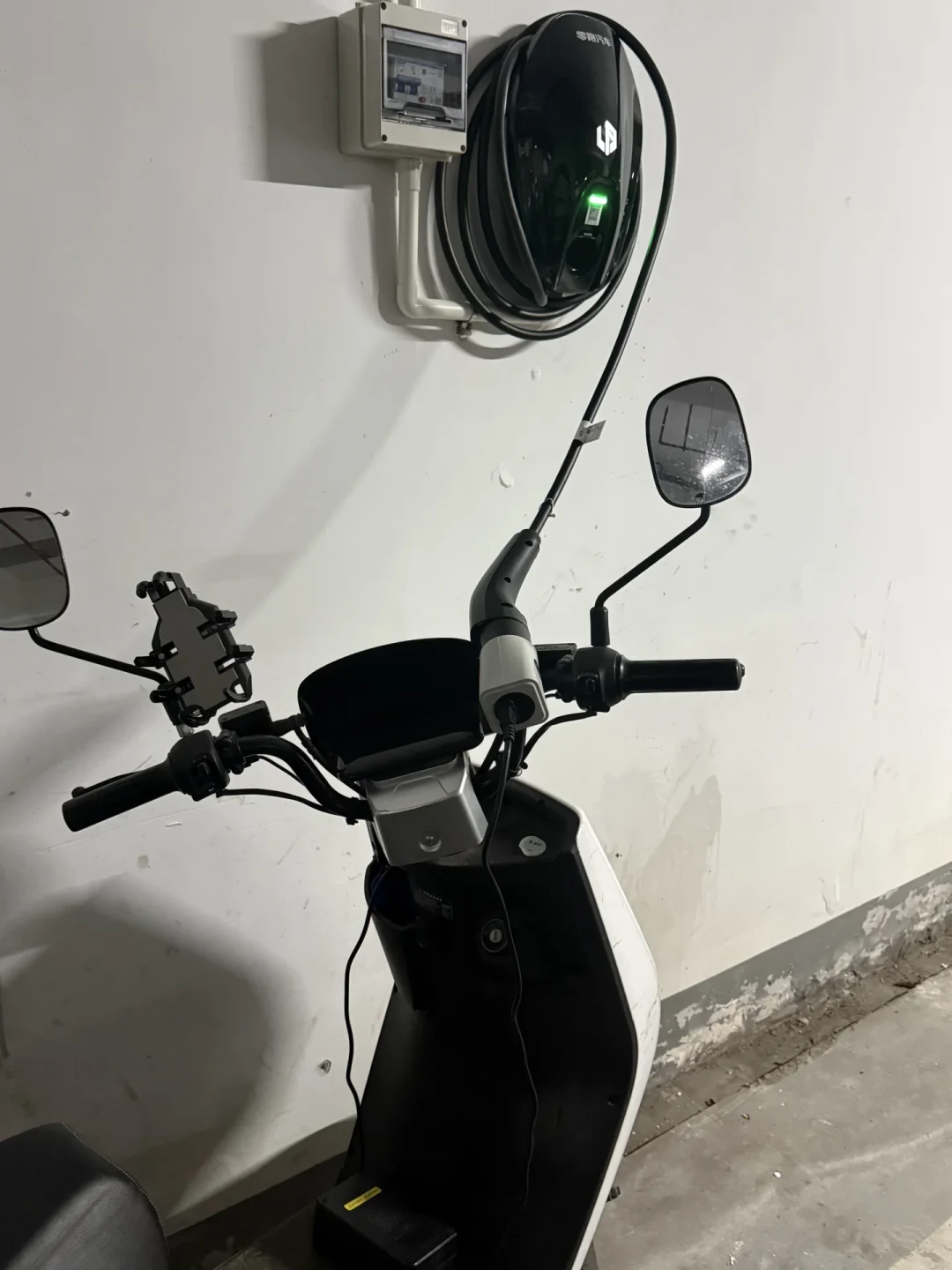 用汽车充电桩给小电驴充电,烧了3辆车:被消防点名的转接头,为啥还有人天天在用