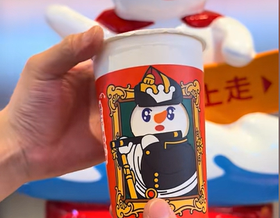 蜜雪冰城变脸杯走红 转杯身即可切换雪王表情 门店：不额外收费 并非所有门店有